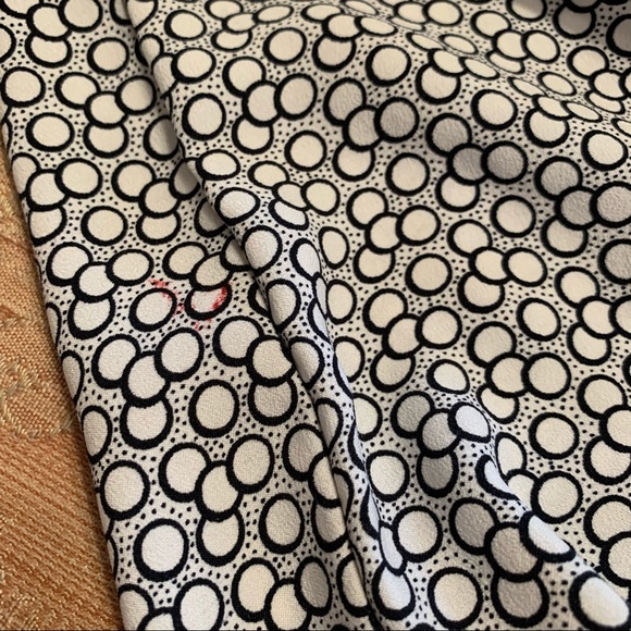 •ANN TAYLOR• Graphic Keyhole Blouse - Size Small - Picture 8 of 9